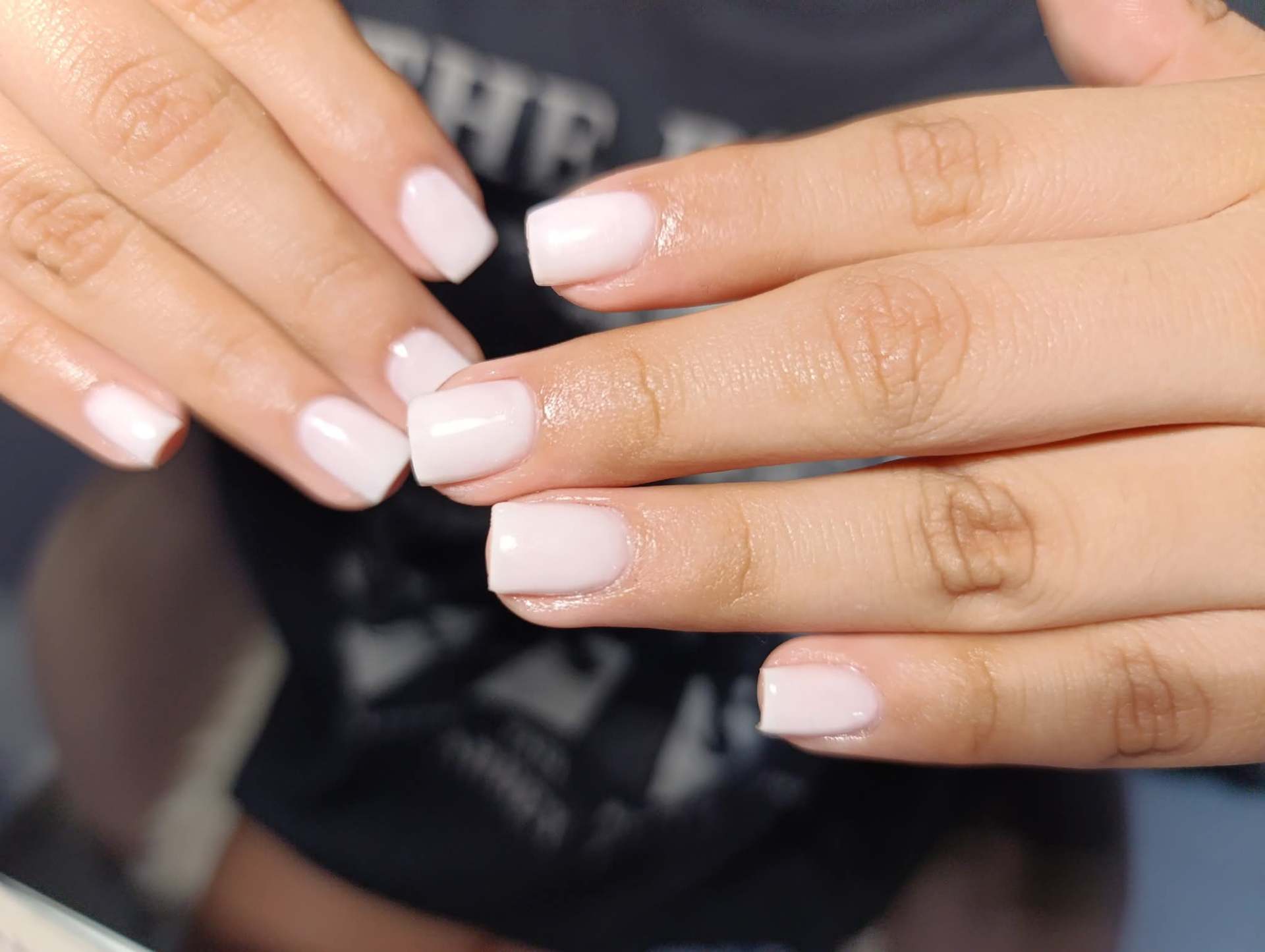 Manicure rosa nude brillante